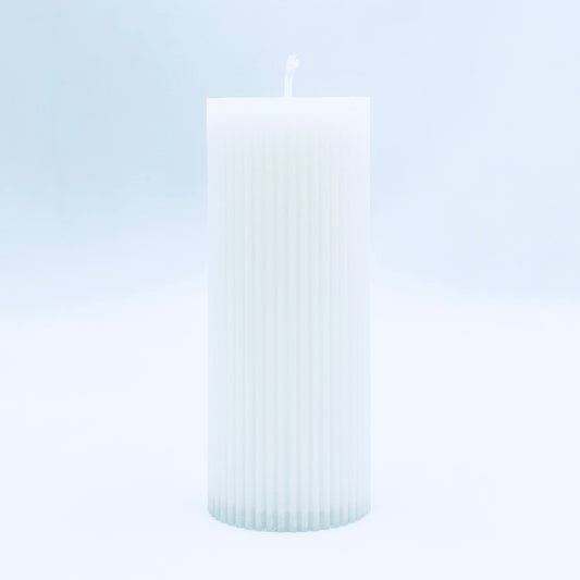 Dizaina svece “Karaliskā”, rievota, balta, 6x15cm