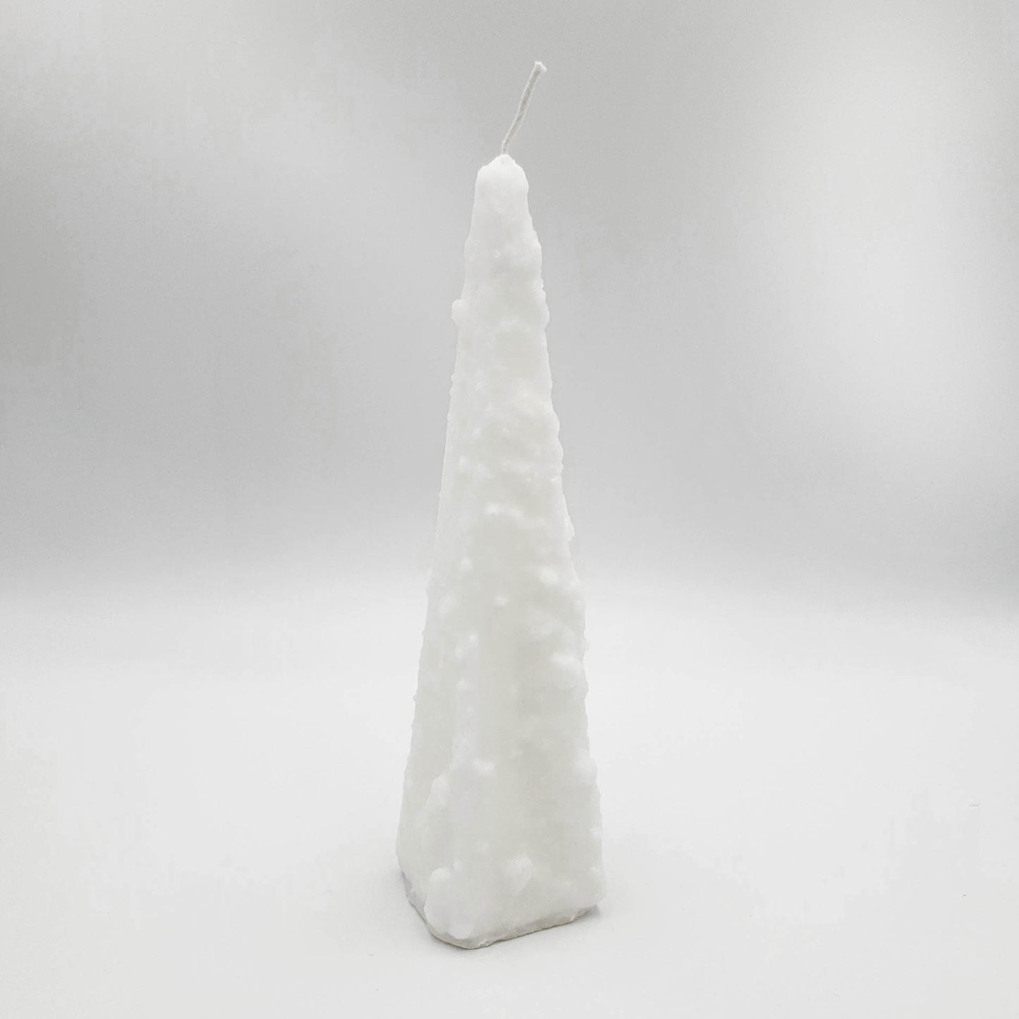 Balta dizaina svece piramīda ar reljefu "Sniegs" 6x25 cm