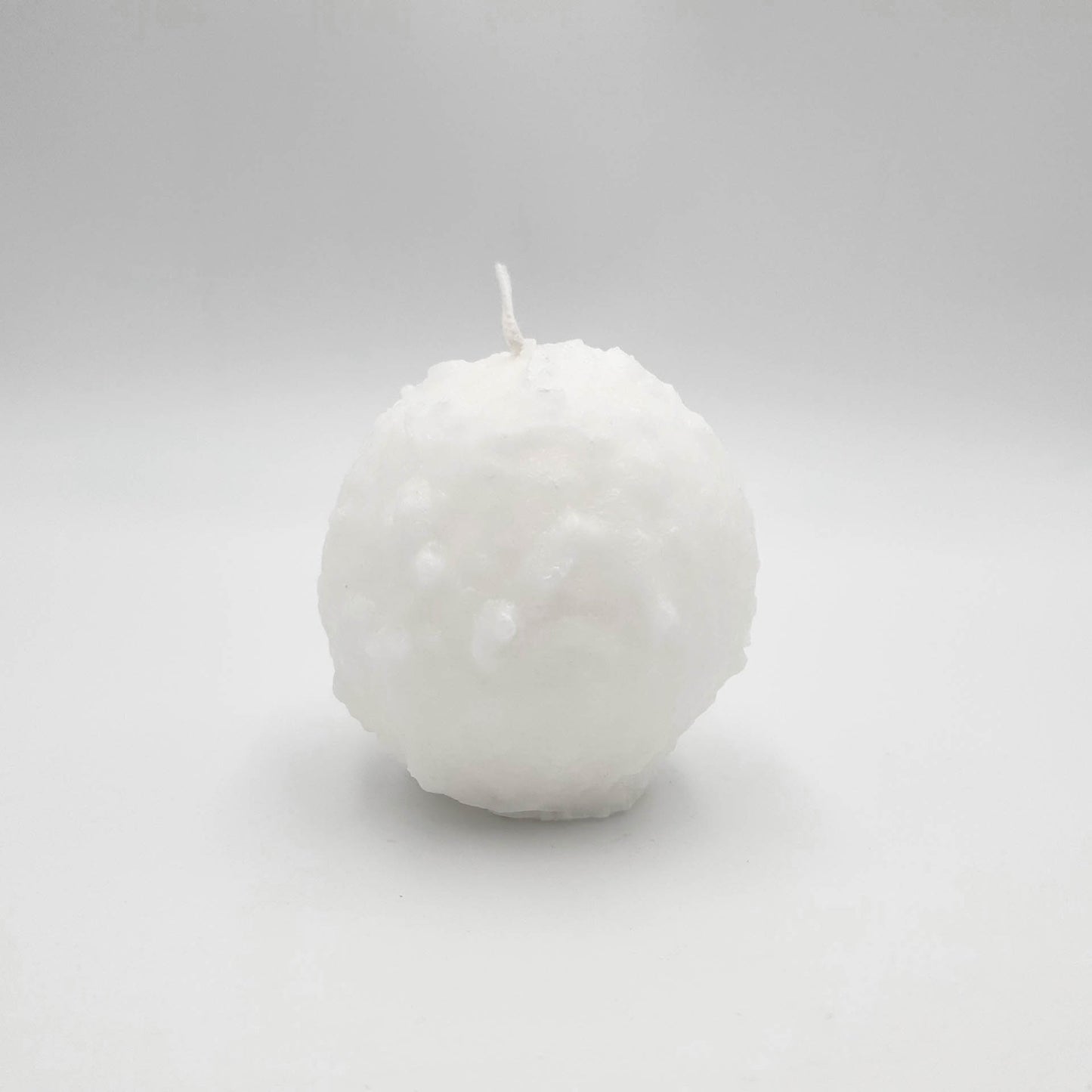 Dizaina svece bumba, ⌀ 8 cm, ar sniega faktūru, balta