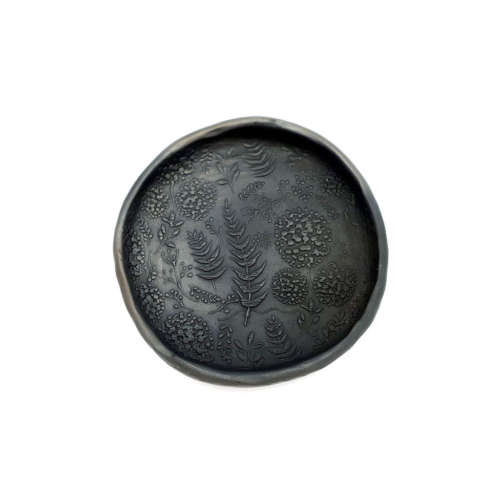 Sveču paliktnis, melnas keramikas, ar ziedu rakstu, ⌀ 11 cm.