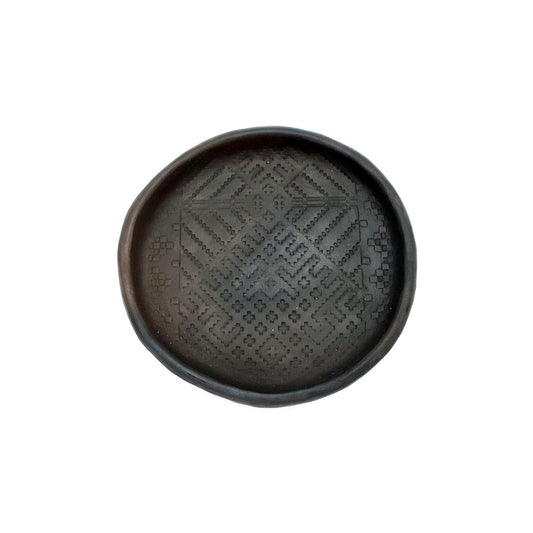 Candle pad, black ceramic with a Latvian national pattern, ⌀ 11 cm
