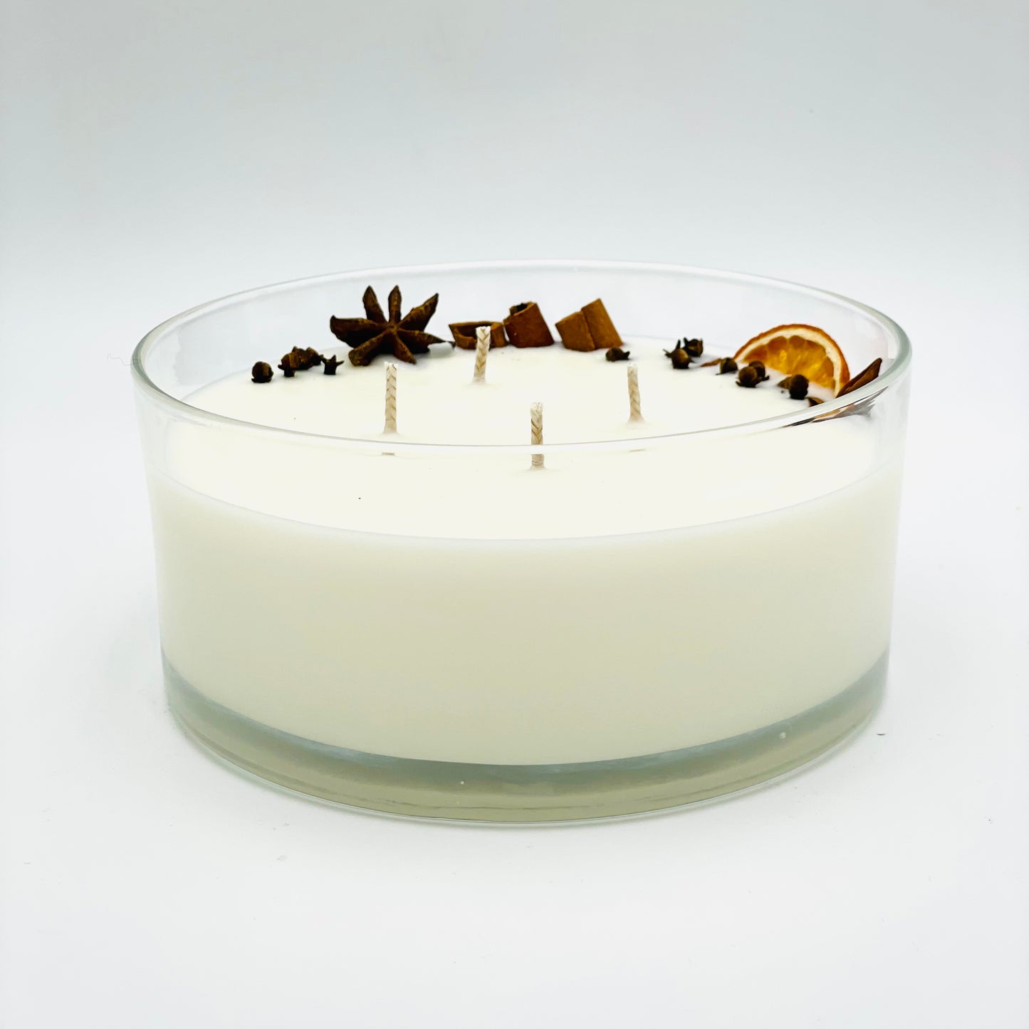 Свеча из соевого воска "Корица и апельсин" в стеклянной таре, с четырьмя конфорками, ⌀ 17x8 см.