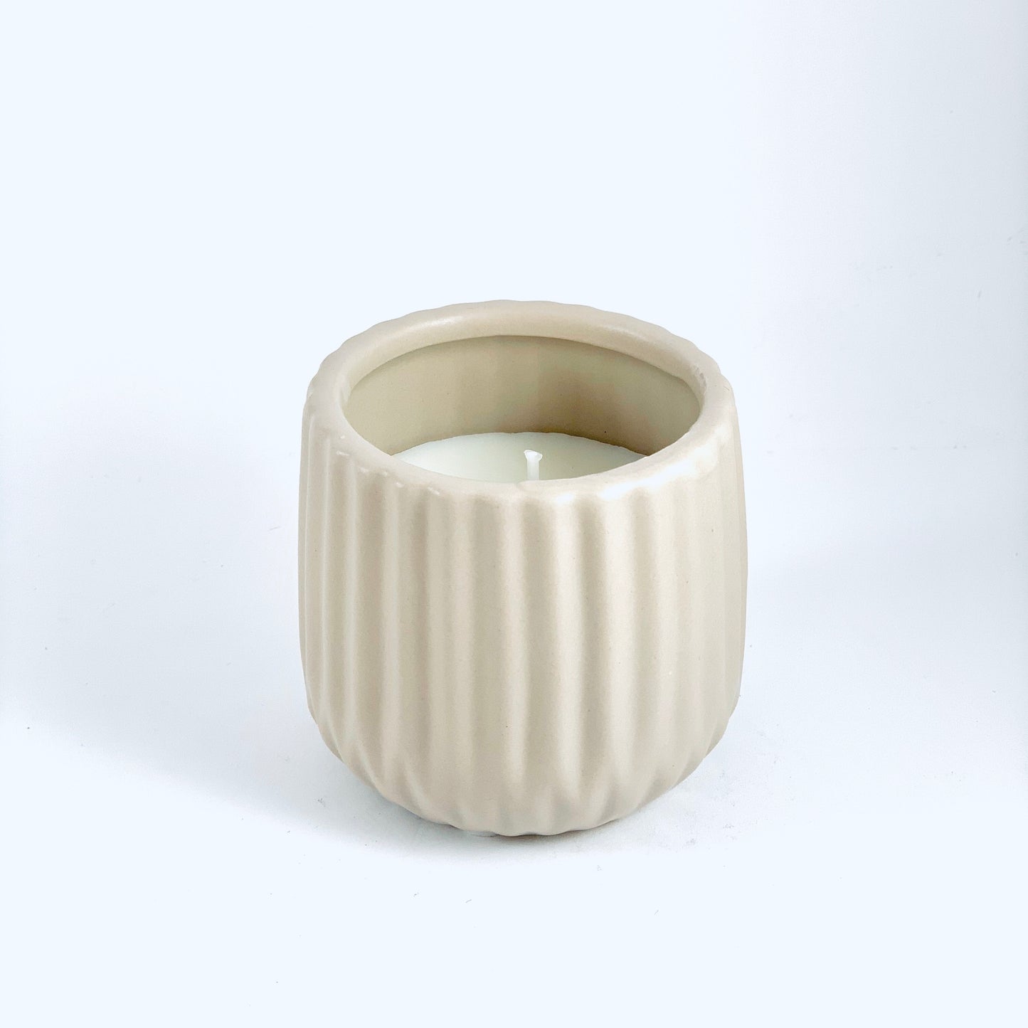 Svece gaiši brūnā keramikas podiņā, 7,8x7,2 cm.