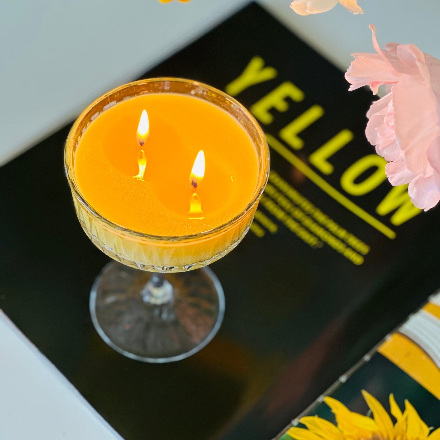 Dabīgā sojas vaska svece “Limoncello” aromāts, smalkā franču stikla glāzē.