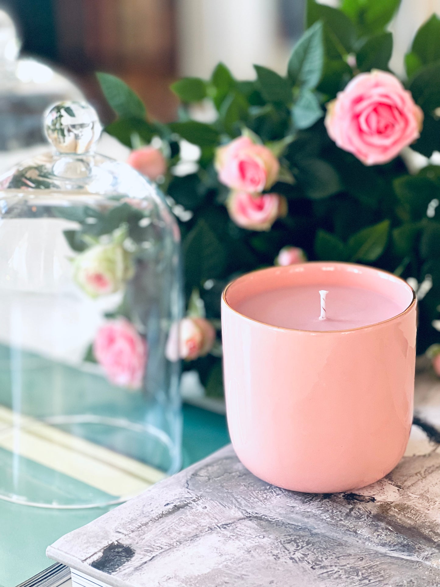 Sojas vaska svece rokām gatavotā porcelāna traukā, ar Magnolijas, rožkoka un sandalkoka aromātu notīm