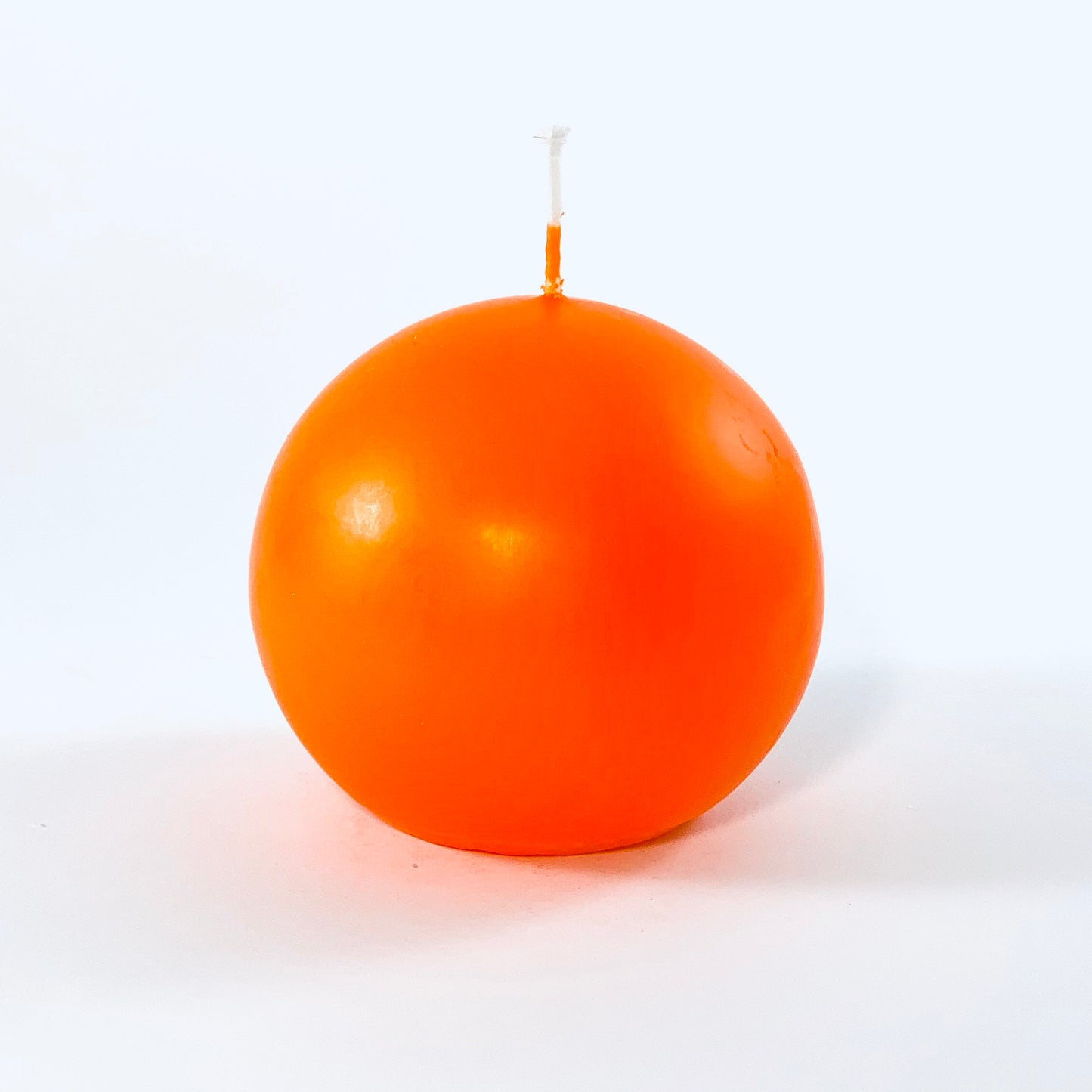 Pulverspiestā svece bumba, ⌀ 8 cm, oranža.